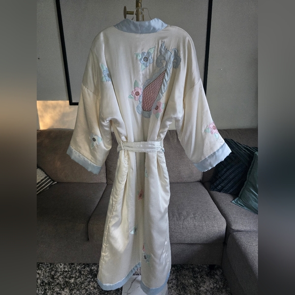 Beautiful Vintage Puff Robe - Picture 3 of 16